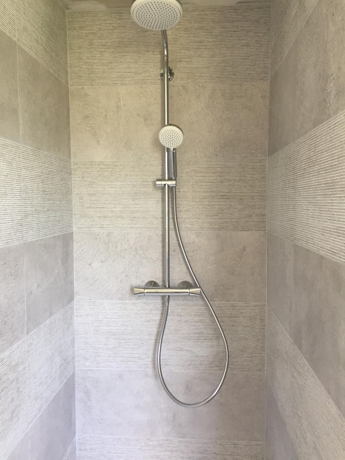 Douche à l'italienne en faïence grise à bandes