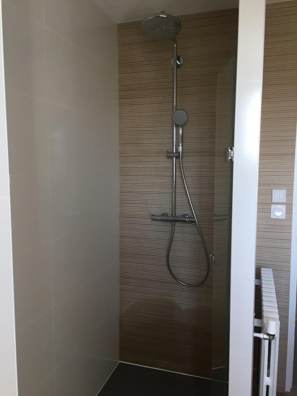Douche en faïence effet bois avec colonne de douche