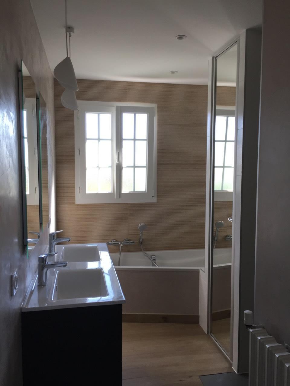 Salle de bains avec baignoire, faïence effet bois et vasque