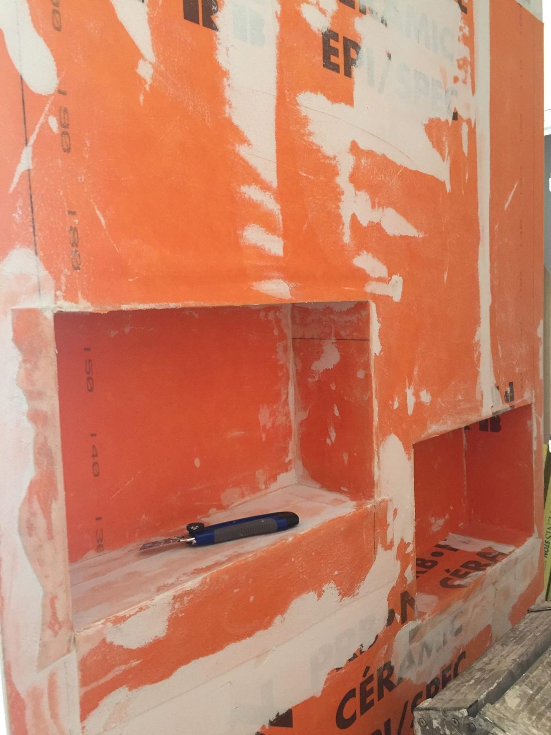 Niches de douche préparées avant la pose de la faïence