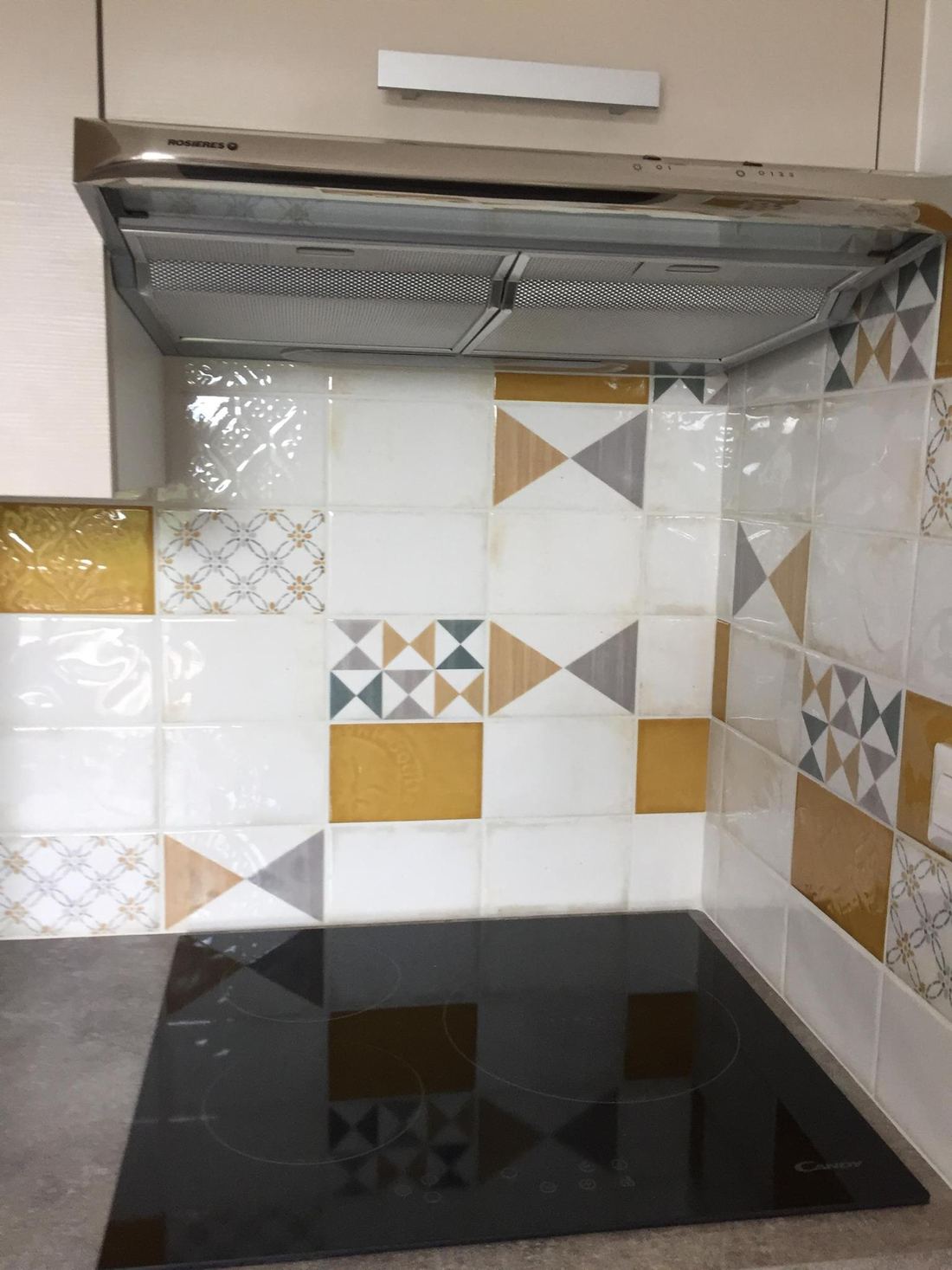 Crédence de cuisine en carreaux à motifs géométriques jaunes et gris