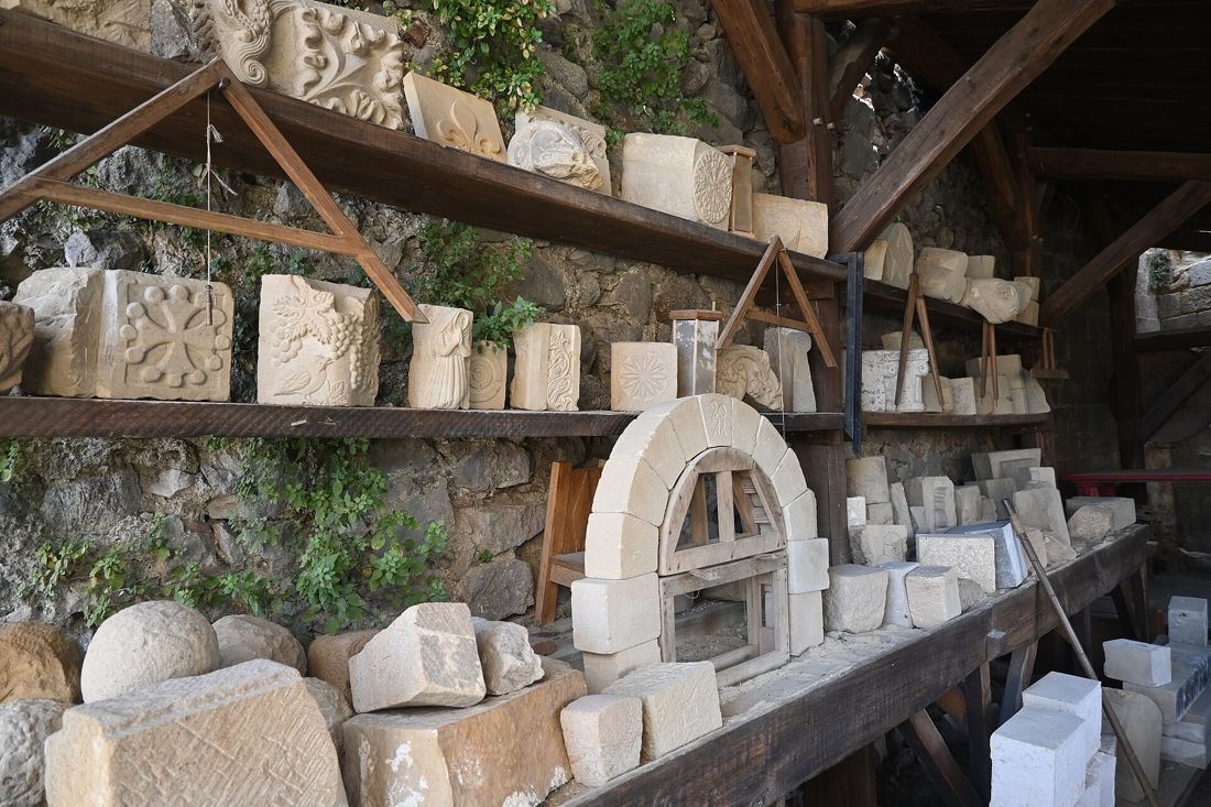 Atelier de taille : pierres et moulures taillées sur étagères