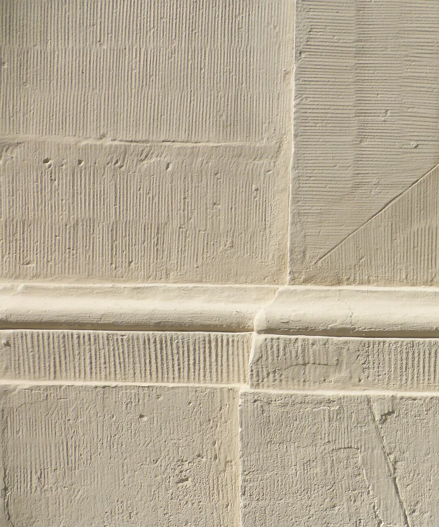 Pierre de taille dressée et layée, détail d'un soubassement mouluré