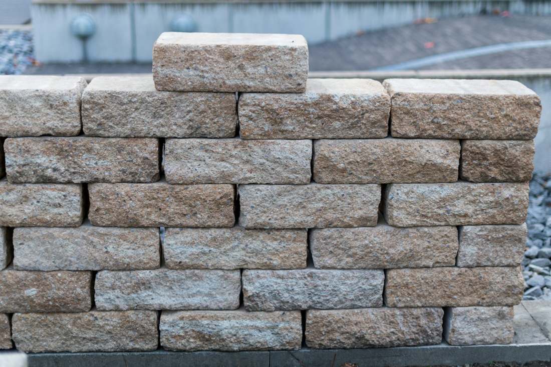 Blocs de pierre empilés prêts à être posés