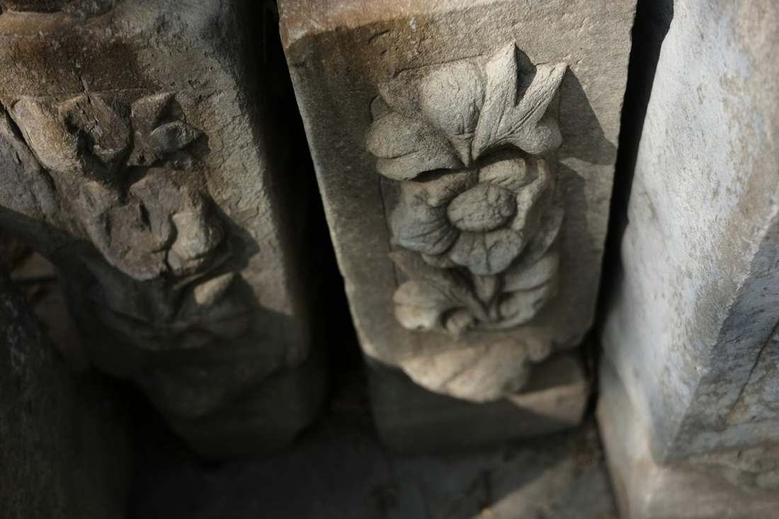 Ornements sculptés dans la pierre