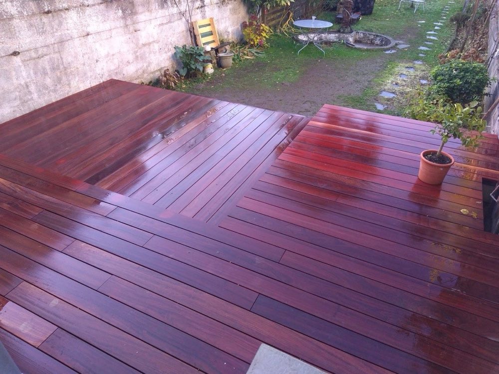 Grande terrasse en bois exotique fraîchement huilée