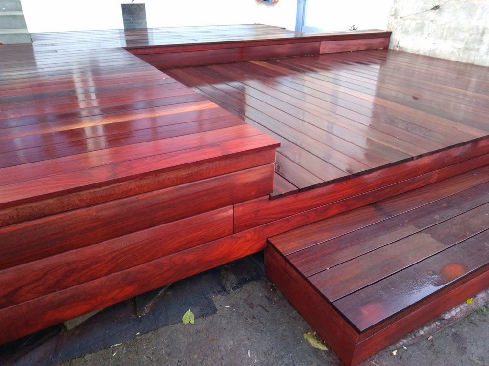 Terrasse bois exotique avec marche périphérique