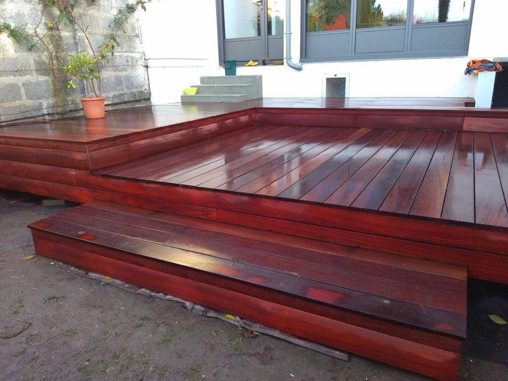 Terrasse en bois exotique sur deux niveaux avec marches