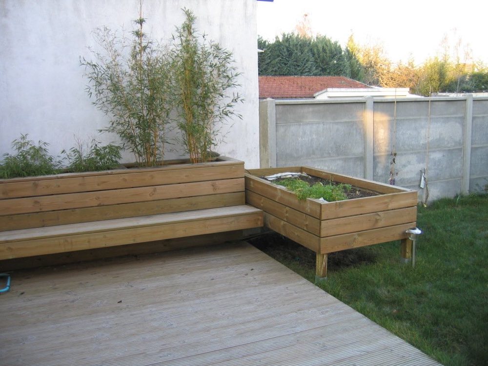 Terrasse bois prolongée par des jardinières en bois