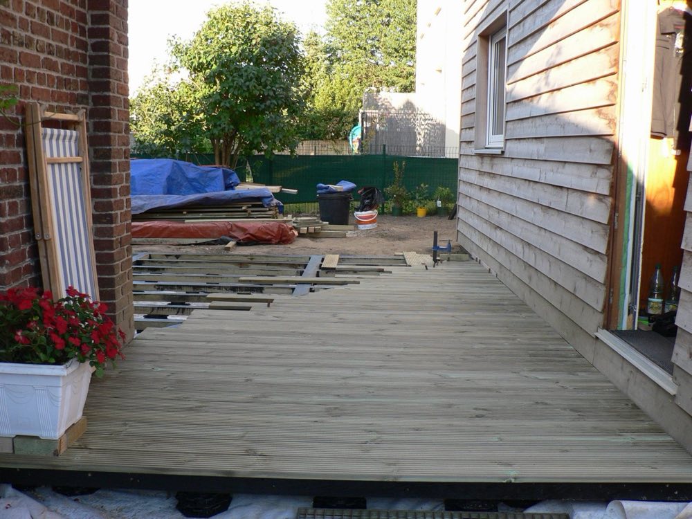Terrasse bois le long d'une maison en bardage
