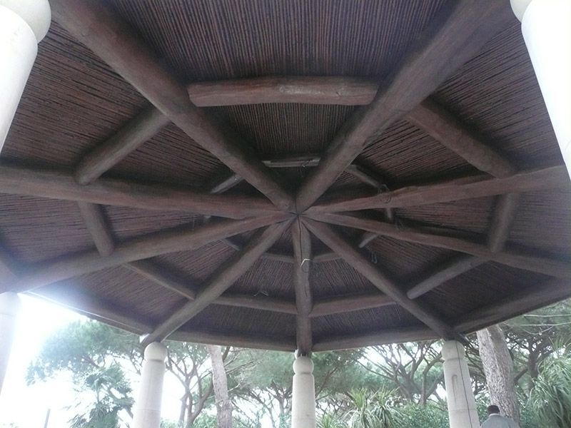 Sous-face d’un kiosque octogonal en charpente