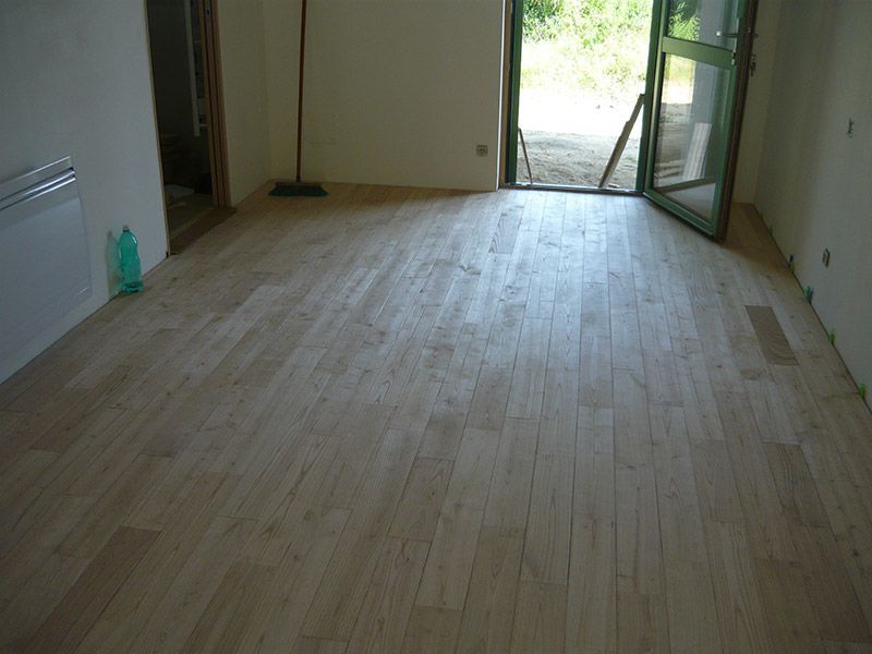 Parquet massif posé dans une pièce de vie