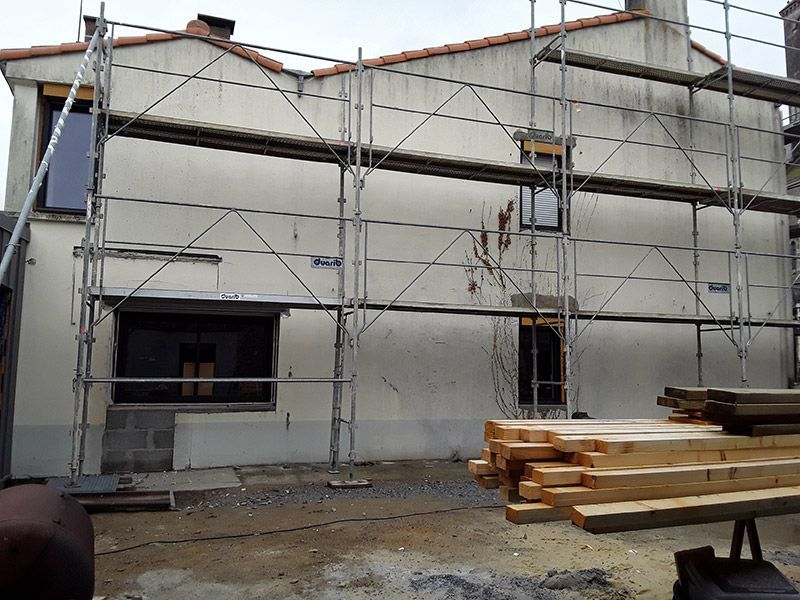 Chantier d’isolation par l’extérieur sous échafaudage