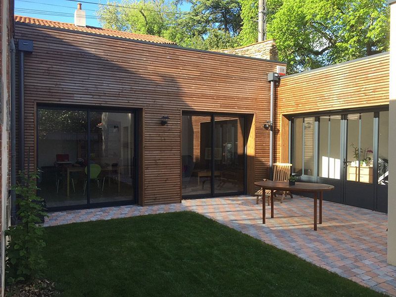 Extension bardée de bois avec baies vitrées