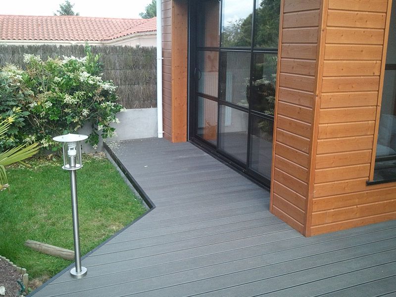 Terrasse composite au pied d’un bardage bois